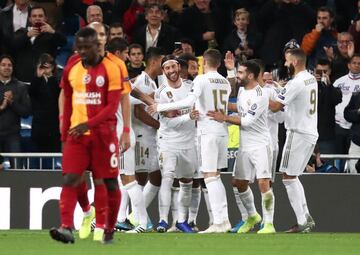 Los jugadores del Real Madrid celebrando el segundo gol de Rodrygo