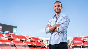 Soldado posa en Los Cármenes.