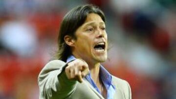 Matías Almeyda da indicaciones a sus jugadores durante el juego de cuartos de final de Copa MX ante Veracruz.