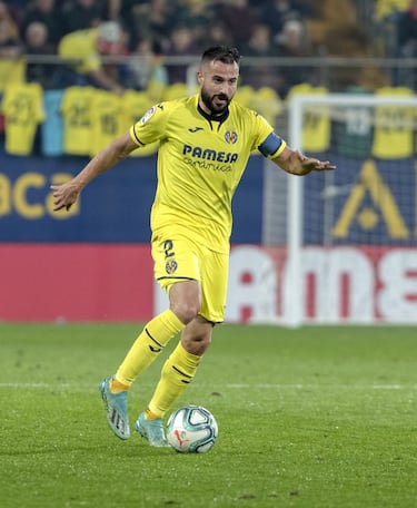 Uno de los capitanes del equipo, en el que sigue jugando. El lateral derecho con más partidos de la historia, llegó de la cantera en la temporada 2008 y suma ya doce temporadas. Sus registros le hacen ser el segundo jugador con más partidos oficiales, con 386 encuentros. Es de los pocos canteranos amarillos que ha llegado a la Selección, siendo un fijo en el equipo hasta esta temporada. Portento físico y fuerte en el trabajo defensivo; con llegada al área rival, pero le cuesta desbordar y centrar con peligro.