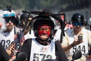 No, no se trata de una errata en el titular. Es la segunda edición del mencionado MopedGP que se realiza el Red Bull Ring con motivo del GP de Austria. En él, el público puede inscribirse para rodar por el trazado con sus motos de 50 centímetros cúbicos. Algunos, como se ve en la imagen, lo llevan un poco más lejos y acuden al evento disfrazados.