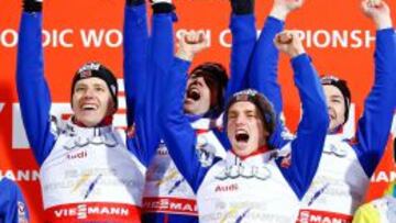 El equipo noruego, formado por Anders Bardal, Anders Jacobsen, Anders Fannemel y Rune Velta celebra en Falun (Suecia) su t&iacute;tulo en el Mundial de saltos de esqu&iacute; por equipos. 