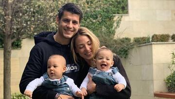 &Aacute;lvaro Morata con Alice Campello y sus dos hijos en el jard&iacute;n de su casa