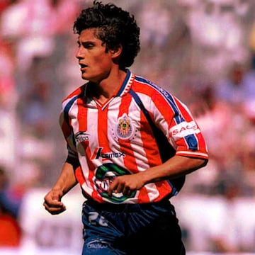 "Chuy" Mendoza llegó al América en el 2000 después de estar un par de temporadas con Chivas de Guadalajara. El extremo mexicano ganó con los azulcremas el título del Verano 2002. 