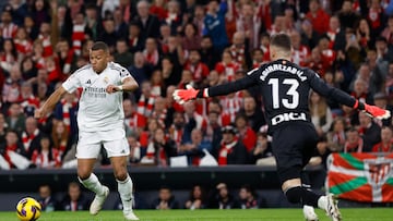 BILBAO, 04/2/2024.- El delantero del Real Madrid Kyllian Mbappé (i) se dispone a chutar ante el portero Julen Agirrezabala, del Athletic, durante el partido de LaLiga que Athletic Club y Real Madrid disputan este miércoles en el estadio de San Mamés, en Bilbao. EFE/Miguel Toña