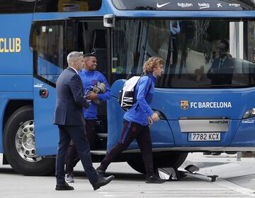 Llegada del autobús del FC Barcelona al hotel de concentración. En la foto, Griezmann.