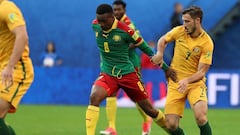 BRW002 SAN PETERSBURGO (RUSIA), 22/06/17.- El delantero camerun&eacute;s Benjamin Moukandjo (c) defiende un bal&oacute;n del extremo australiano Mathew Leckie (d) durante el encuentro que enfrent&oacute; a Camer&uacute;n y Australia en la Copa Confederaciones 2017 disputado en San Petersburgo (Rusia) hoy, 22 de junio del 2017. EFE/SRDJAN SUKI