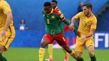 BRW002 SAN PETERSBURGO (RUSIA), 22/06/17.- El delantero camerunés Benjamin Moukandjo (c) defiende un balón del extremo australiano Mathew Leckie (d) durante el encuentro que enfrentó a Camerún y Australia en la Copa Confederaciones 2017 disputado en San Petersburgo (Rusia) hoy, 22 de junio del 2017. EFE/SRDJAN SUKI