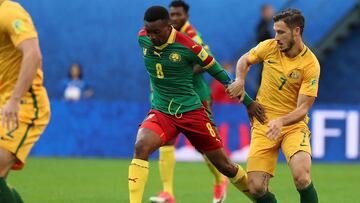 BRW002 SAN PETERSBURGO (RUSIA), 22/06/17.- El delantero camerun&eacute;s Benjamin Moukandjo (c) defiende un bal&oacute;n del extremo australiano Mathew Leckie (d) durante el encuentro que enfrent&oacute; a Camer&uacute;n y Australia en la Copa Confederaciones 2017 disputado en San Petersburgo (Rusia) hoy, 22 de junio del 2017. EFE/SRDJAN SUKI