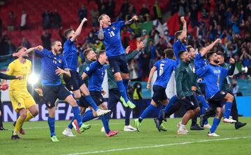 Los jugdortes de Italian celebran el pase a la final de la Eurocopa.