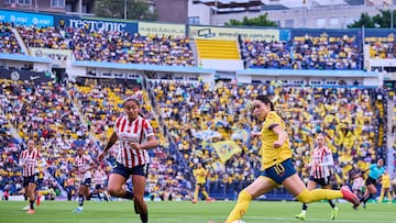 Kimberly Guzman (L) of Guadalajara fights for the ball with Scarlett Camberos (R) of America during the Semi-Finals second leg match between America and Guadalajara as part of the Torneo Clausura 2025, Liga MX Femenil at Ciudad de los Deportes Stadium on May 04, 2025 in Mexico City, Mexico.
