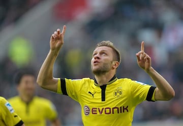 Jakub Blaszczykowski, mejor conocido como Kuba, celebra cada gol mirando hacia al cielo en honor a su madre, a quien perdió cuando tenía 11 años. Su padre, tras una discusión matrimonial, apuñaló una y otra vez a su esposa hasta dejarla sin vida.