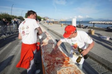 Fotografía facilitada hoy, 19 de mayo de 2016 de una pizza napolitana de dos kilómetros de largo, elaborada para batir el récord del mundo, y colocada a lo largo del paseo marítimo en Nápoles (Italia) ayer. EFE/Ciro Fusco