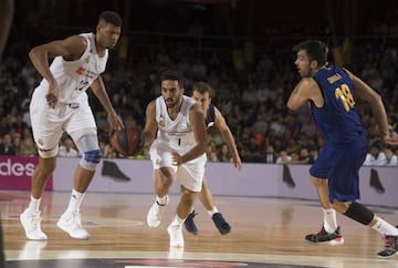 Facundo Campazzo entre Walter Tavares y Pierre Oriola.
