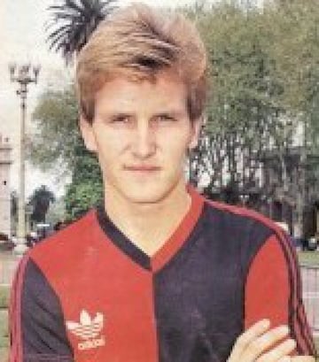 En Newell's Old Boys, y bajo la dirección técnica de Marcelo Bielsa, el ex ariete nacional cayó en la fina de la Copa ante Sao Paulo en 1992. 