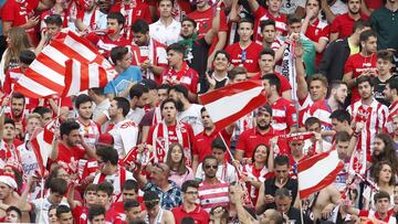 Los seguidores del Granada en el estadio de los Cármenes.