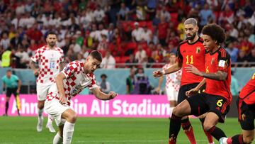 Kramaric controla el balón ante Witsel y Carrasco en el Croacia-Bélgica del Mundial de Qatar que ha supuesto la eliminación de los belgas. Simeone ficha dos mundialistas para la Copa del Rey.