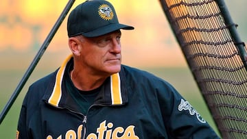 Howe fue jugador por 11 a&ntilde;os en las Mayores y entrenador otros 14 para tres equipos, incluyendo a Oakland Athletics cuando ganaron 20 partidos al hilo en 2002.