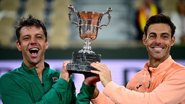 Horacio Zeballos y Marcel Granollers, con el trofeo de campeones de Roland Garros.