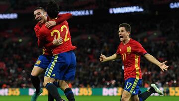 Iago Aspas celebra con Isco y Herrera el empate de España ante Inglaterra.