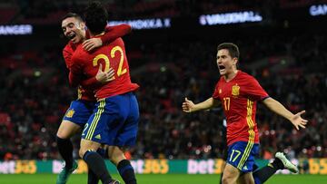 Iago Aspas celebra con Isco y Herrera el empate de Espa?a ante Inglaterra.