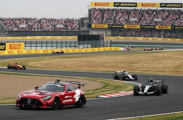 Un fortísimo accidente evita la primera derrota de Mercedes