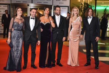 Xavi, Cesc, Puyol y sus esposas.