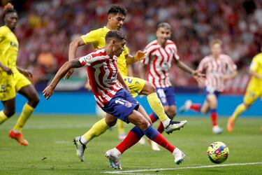 5-1. Nahuel Molina entra por banda derecha y a la espalda de la defensa del Cádiz, amaga el tiro a la derecha de Ledesma y anota por la izquierda, al palo corto.
