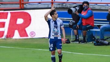 Erick Aguirre festeja un gol durante un partido del Pachuca