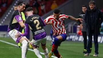 MADRID, 21/01/2023.- El defensa del Real Valladolid Luis Pérez (2i) pelea un balón con el defensa mozambiqueño del Atlético de Madrid Reinildo Mandava durante el partido de LaLiga que Atlético de Madrid y Real Valladolid disputan este sábado en el estadio Civitas Metropolitano. EFE/ Mariscal