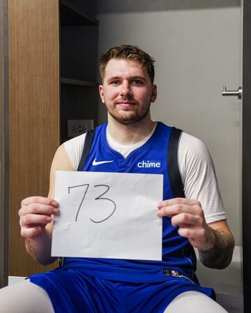 En Atlanta, en la pista de esos Hawks que lo draftearon (número 3 en 2018) y lo traspasaron al momento a Dallas, Luka Doncic jugó el mejor partido de su extraordinaria carrera NBA, una que sin llegar a 25 años va ya por los cinco all star, cuatro de ellos como titular: 73 puntos, 10 rebotes, 7 asistencias. Generó, entre su anotación y sus pases de canasta, 100 de los 148 puntos de su equipo (143-148). E igualó los 73 puntos de David Thompson, una marca que solo mejoran Wilt Chamberlain y Kobe Bryant. Doncic firmó un 25/33 en tiros (también es su tope de canastas en un partido) con un 8/13 en triples y un 15/16 en tiros libres. Nadie había superado los 70 puntos y el 75% en tiros de campo. Un absoluta demostración de genialidad y eficiencia del base esloveno que dejó marcado el 26 de enero, para siempre, en su impresionante camino en la NBA.
