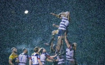 Aunque parezca una coreograf赤a en verdad es un partido de rugby en Australia entre los Rebels y los Hurricanes.