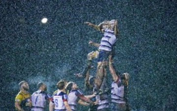 Aunque parezca una coreografía en verdad es un partido de rugby en Australia entre los Rebels y los Hurricanes. 