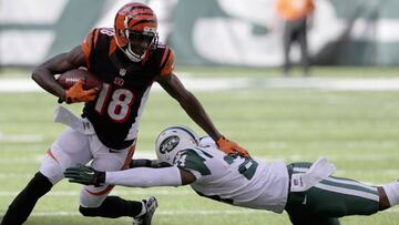 EAST RUTHERFORD, NJ - SEPTEMBER 11: Darrelle Revis #24 of the New York Jets tries to tackle A.J. Green #18 of the Cincinnati Bengals during their game at MetLife Stadium on September 11, 2016 in East Rutherford, New Jersey.   Streeter Lecka/Getty Images/AFP
 == FOR NEWSPAPERS, INTERNET, TELCOS &amp; TELEVISION USE ONLY ==