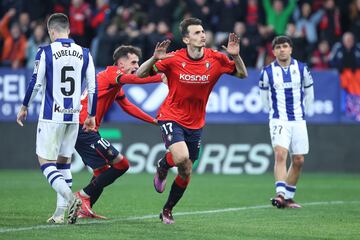 Su doblete termin車 con la racha de nueve jornadas sin ganar de Osasuna. Es un 'killer' en toda regla. El primero lleg車 de un tiro cruzado y el segundo, de cabeza. Marc車 dos y pudo cazar m芍s, porque 谷l se convirti車 en el motor de la resurrecci車n rojilla. Con doce dianas, va tercero en la lucha por el pichichi.