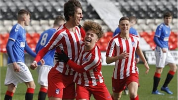 Manu Lama es abrazado por sus compa&ntilde;eros en la celebraci&oacute;n de un gol con la Youth League hace dos temporadas. 