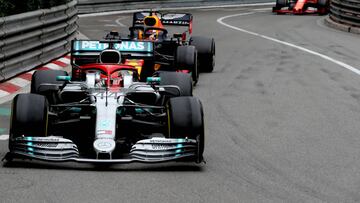 MONTE-CARLO, MONACO - MAY 26: Lewis Hamilton of Great Britain driving the (44) Mercedes AMG Petronas F1 Team Mercedes W10 leads Max Verstappen of the Netherlands driving the (33) Aston Martin Red Bull Racing RB15 on track during the F1 Grand Prix of Monaco at Circuit de Monaco on May 26, 2019 in Monte-Carlo, Monaco. (Photo by Charles Coates/Getty Images)