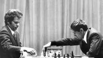 Spassky observa un movimiento de Fischer cobn negras