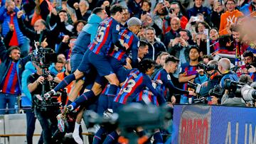 2-1. Los jugadores de Barcelona celebran el segundo tanto de Franck Kessié que anota en el descuento.