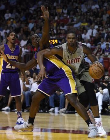 Chris Bosh de Miami Heat y Brandon Bass de Los Ángeles Lakers.