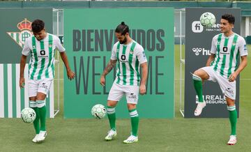 Chadi Riad, Isco y Marc Bartra.