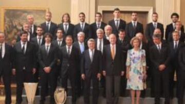 <b>FOTO DE FAMILIA. </b>La directiva colchonera, el cuerpo técnico y los jugadores posaron con Sus Majestades los Reyes y las cuatro copas conseguidas, las dos Europa League y las dos Supercopas de Europa.