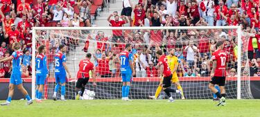Virgili asoma con ganas por la izquierda y tras un recorte hace un centro tenso. Solo él sabe si era un mal disparo o un balón medido para que Muriqi, que gana la espalda de los centrales, meta la testa con contundencia y marque por el palo izquierda.