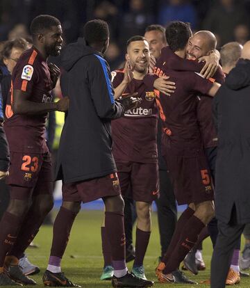 Los jugadores del Barcelona celebraron el título de Liga en el césped de Riazor