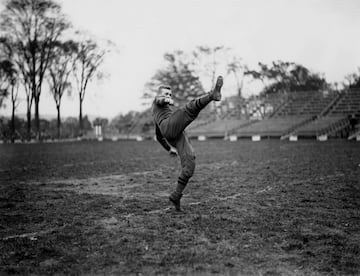 Destacado general durante la Segunda Guerra Mundial, Eisenhower formó parte del temible equipo de fútbol americano de la academia militar de West Point. El béisbol y el boxeo fueron otras de sus ocupaciones en la juventud. Ya en el cargo, dedicó mucho tiempo al golf. 