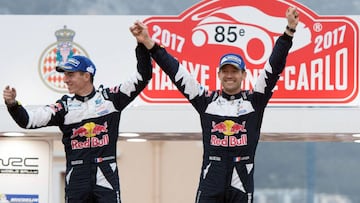 Ingrassia, su copiloto, y Ogier. 