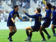 La rivalidad entre Pumas y América es la más intensa de la capital del país. Uno de los momentos cruciales en la historia de estos enfrentamientos fue en la final de la temporada 1990-91 en la que los universitarios vencieron 1-0 gracias a un gol de tiro libre marcado por Ricardo Ferreti.