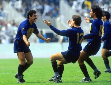 La rivalidad entre Pumas y América es la más intensa de la capital del país. Uno de los momentos cruciales en la historia de estos enfrentamientos fue en la final de la temporada 1990-91 en la que los universitarios vencieron 1-0 gracias a un gol de tiro libre marcado por Ricardo Ferreti. 