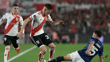 River Plate's midfielder Franco Mastantuono (L) and Talleres' Paraguayan defender Blas Riveros fight for the ball during the Copa Libertadores round of 16 second leg all-Argentine football match between River Plate and Talleres de Cordoba at the Mas Monumental stadium in Buenos Aires on August 21, 2024. (Photo by JUAN MABROMATA / AFP)
