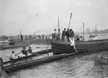 March 1929, los miembros de ambos equipos se preparan para el comienzo de la carrera.